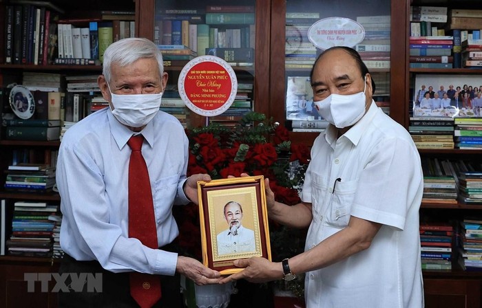 Chủ tịch nước Nguyễn Xuân Phúc thăm nhà báo Đặng Minh Phương. (Ảnh: Thống Nhất/TTXVN) ảnh 1