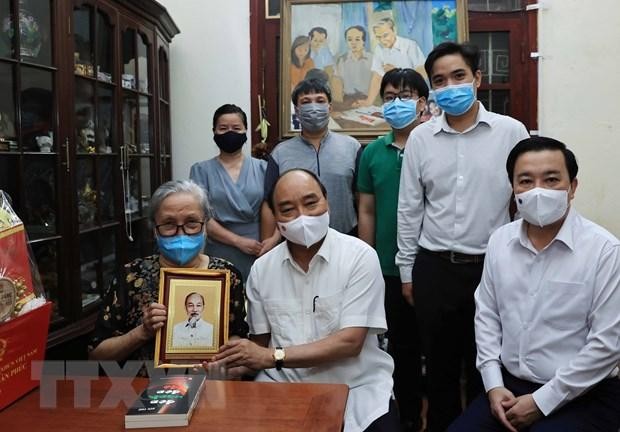 Chủ tịch nước Nguyễn Xuân Phúc đã tới thăm gia đình cố Nhà báo Hữu Thọ. (Ảnh: Thống Nhất/TTXVN) ảnh 2