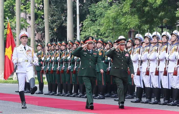Thượng tướng Nguyễn Tân Cương và Trung tướng Khamliang Outhakaysone duyệt đội Danh dự Quân đội nhân dân Việt Nam. (Ảnh: Trọng Đức/TTXVN) ảnh 1