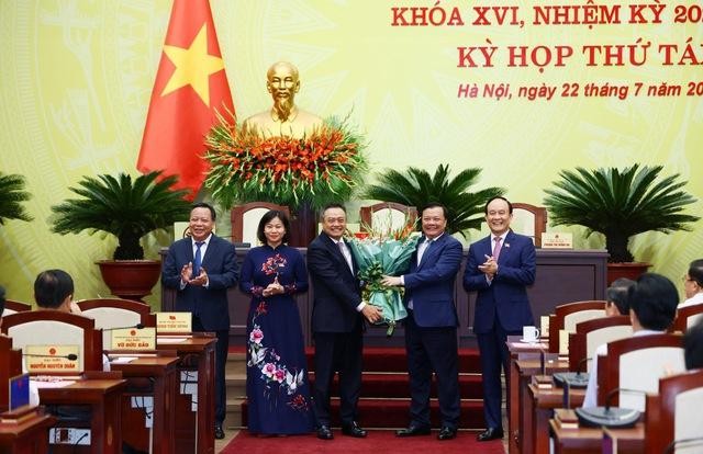 Lãnh đạo Thành phố Hà Nội chúc mừng tân Chủ tịch Uỷ ban nhân dân Thành phố Hà Nội Trần Sỹ Thanh - Ảnh: VGP/GH ảnh 1