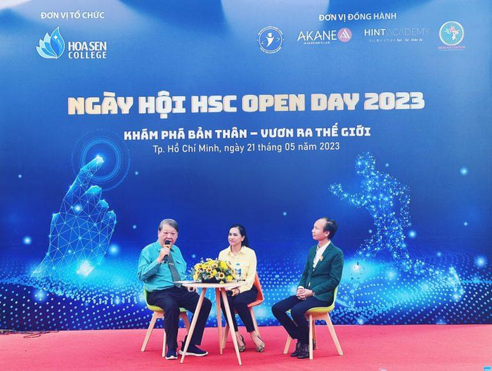 Chuyên gia dự báo nguồn nhân lực Trần Anh Tuấn và tiến sĩ tâm lý Huỳnh Anh Bình chia sẻ các thông tin hữu ích về định hướng nghề nghiệp tại HSC Open Day 2023. Ảnh: HSC ảnh 2