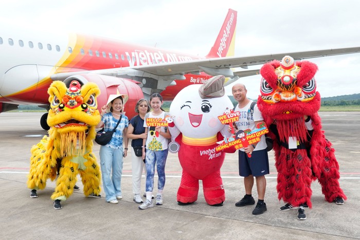 夏天更精彩，乘客還可以通過SkyJoy應用程序或在每個航班上收集獎勵積分，享受許多有吸引力的獎勵，例如兌換Vietjet機票以及越南250多個品牌的美食、購物和旅遊。