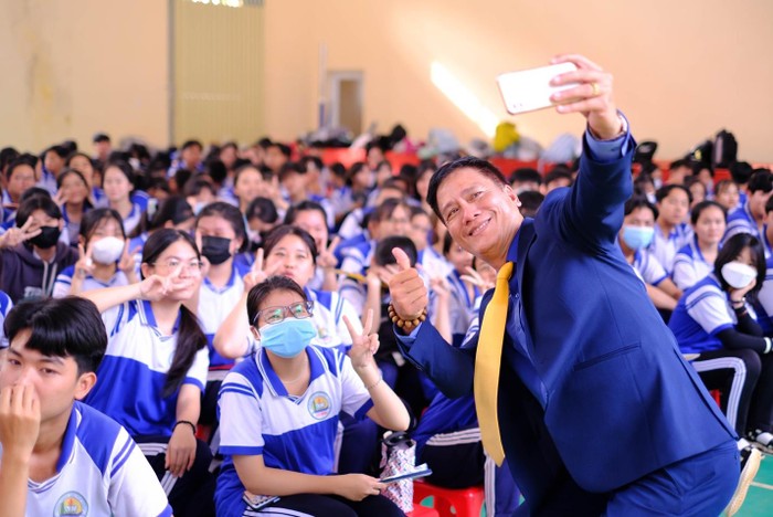 Thạc sĩ Huỳnh Ngọc Khoan - Chuyên gia Tư vấn và Định hướng nghề nghiệp chụp hình kỷ niệm cùng học sinh.