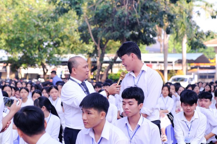 Học sinh Trường Trung học phổ thông Nguyễn Khuyến (tỉnh Bình Phước) trả lời câu hỏi của Tiến sĩ Mai Đức Toàn – Giám đốc Trung tâm Tuyển sinh Truyền thông trong chương trình.