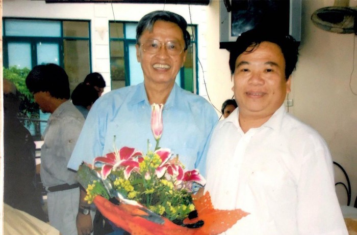 Giáo sư Lê Ngọc Lăng (áo xanh) nhận hoa do Phó Giáo sư Nguyễn Minh Mẫn tặng trong dịp sinh nhật lần thứ 64. Ảnh: Nhân vật cung cấp ảnh 2