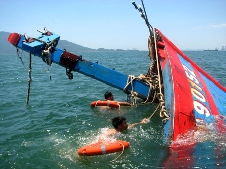 Trung Quốc khủng bố Việt Nam tại vùng đặc quyền kinh tế, thềm lục địa của Việt Nam: Đâm chìm tàu cá của Việt Nam, ngăn chặn không cho cứu ngư dân của tàu cá này. ảnh 4