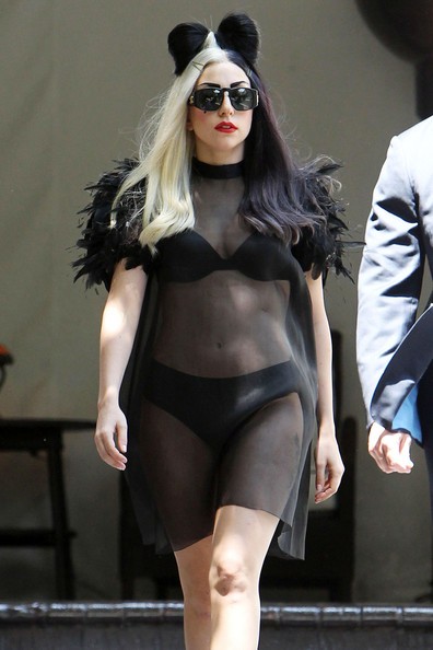 Lady Gaga's transparent dress looks like she's wearing nothing.  pH๏τo 3