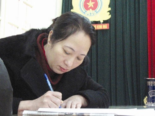 Tại cơ quan công an, bà Trần Thị Tuyết Minh (SN 1964, ngụ huyện Từ Liêm - Hà Nội) thừa nhận bạo hành bà Phạm Thị Phương (người giúp việc). ảnh 2