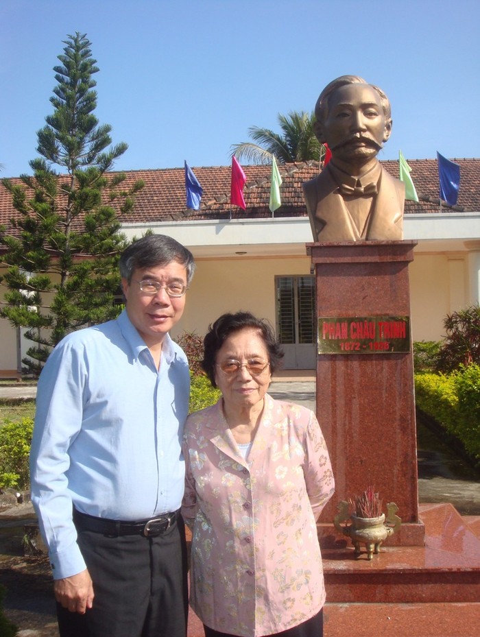 ThS Trần Đức Cảnh chụp ảnh kỷ niệm cùng Bà Nguyễn Thị Bình, nguyên Phó Chủ tịch nước, thành viên Hội đồng sáng lập Trường ĐH Phan Châu Trinh.