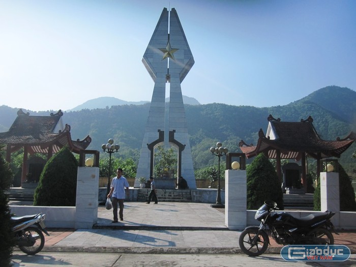 Đài tưởng niệm 86 chiến sĩ hi sinh được xây dựng tại nền đồn biên phòng Pò Hèn năm xưa (Ảnh: Lại Cường) ảnh 1