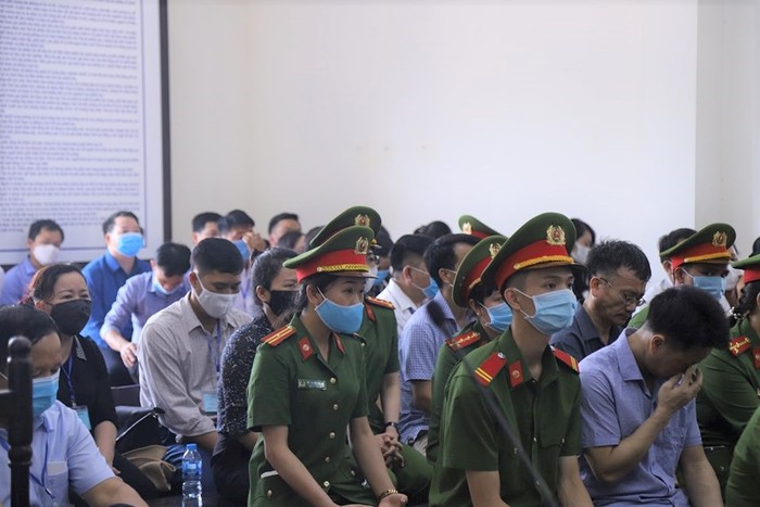 Các bị cáo trong phiên xử ngày 11/5. Ảnh: LC ảnh 1