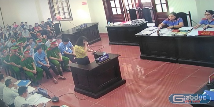 Cựu nhà giáo Nguyễn Thị Thu Loan, thuộc cấp của ông Bùi Trọng Đắc khóc nức nở tại tòa khi Hội đồng xét xử xét hỏi. Ảnh: LC ảnh 1