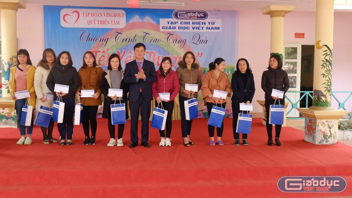 Giáo viên còn khó khăn ở Thị xã Phú Thọ xúc động nhận quà Tết ảnh 7