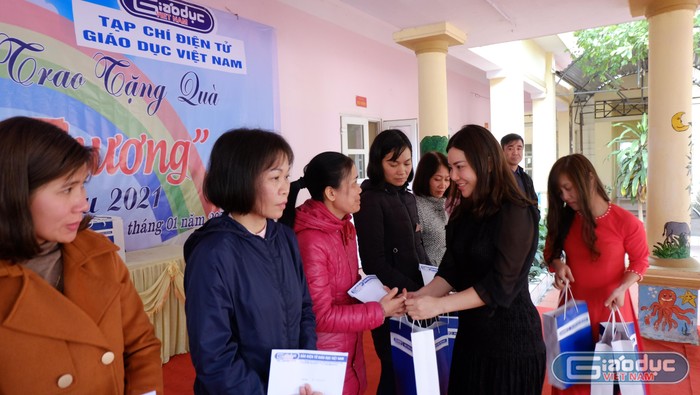 Giáo viên còn khó khăn ở Thị xã Phú Thọ xúc động nhận quà Tết ảnh 3