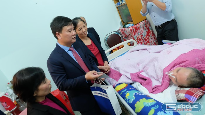 Giáo viên còn khó khăn ở Thị xã Phú Thọ xúc động nhận quà Tết ảnh 10