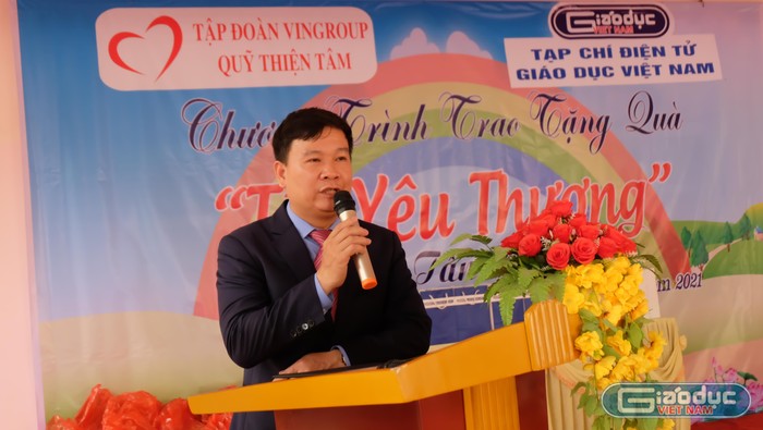 Giáo viên còn khó khăn ở Thị xã Phú Thọ xúc động nhận quà Tết ảnh 1