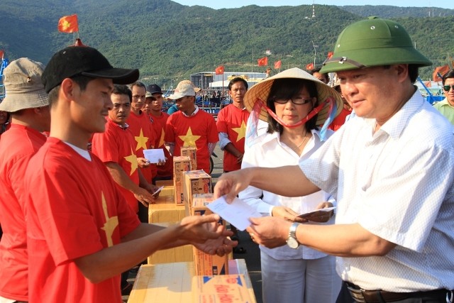 Ngoài tặng quà và áo ra, mỗi tàu ngư dân vươn khơi chiều nay được tặng 5 triệu đồng. Số tiền này do anh em Hội Doanh nghiệp quận Hải Châu quyên góp trao tặng. ảnh 5