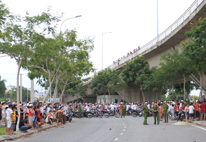 Tai nạn ở cầu Thuận Phước, 3 người rơi xuống đất, 2 người chết ảnh 2
