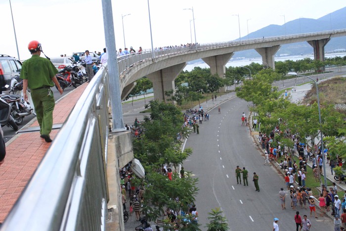 Tai nạn ở cầu Thuận Phước, 3 người rơi xuống đất, 2 người chết ảnh 1