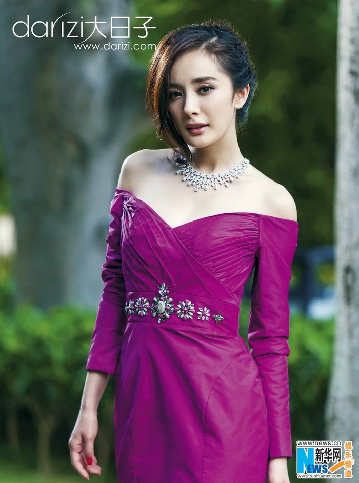Dương Mịch chăm diện váy áo khoe vai trần