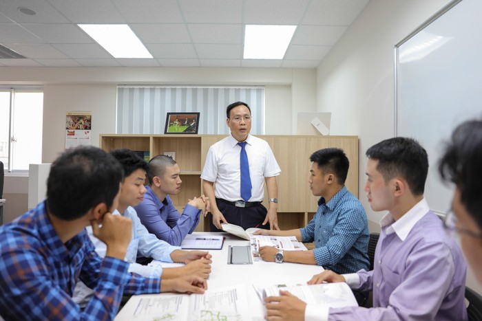 Giáo sư Nguyễn Đình Đức luôn nhiệt huyết truyền lại kiến thức cho học trò. Ảnh: NVCC ảnh 1