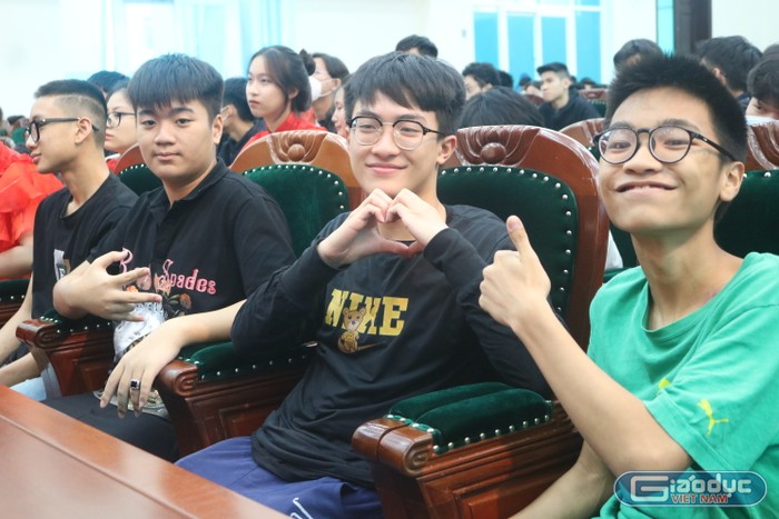 Chiêm ngưỡng những thiết kế thời trang tái chế của học sinh Hà Nội ảnh 4