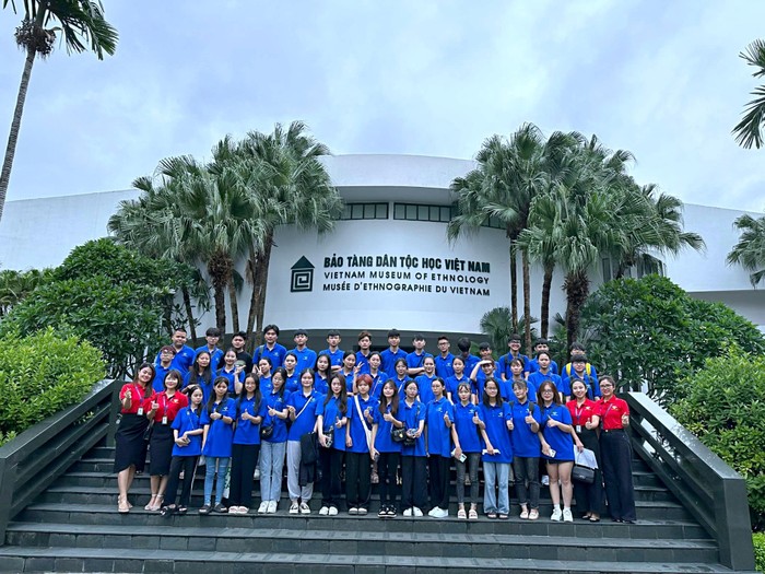 Sinh viên khoa Du lịch và khoa Luật tại Bảo tàng Dân tộc học Việt Nam ảnh 5