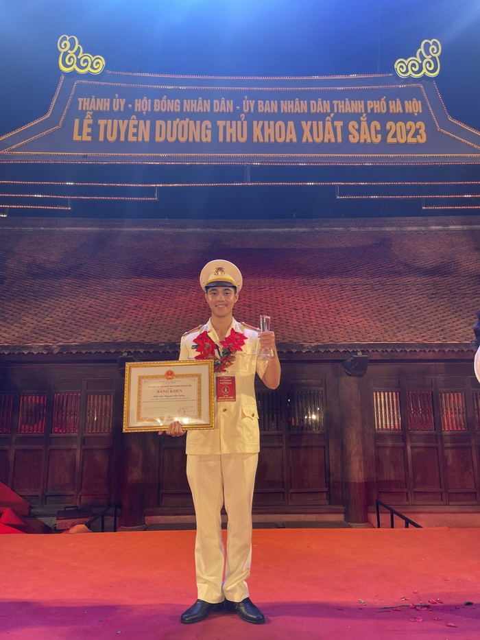 Nguyễn Chí Cường là 1 trong 96 gương mặt xuất sắc được vinh danh tại Chương trình tuyên dương thủ khoa xuất sắc tốt nghiệp các trường đại học, học viện trên địa bàn Thủ đô Hà Nội năm 2023. Ảnh: NVCC ảnh 1