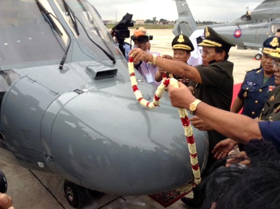 Bộ trưởng Quốc phòng Campuchia Tea Banh đón nhận chiếc trực thăng Trung Quốc tặng để phục vụ công tác tìm kiếm cứu nạn. Ông Tea Banh trước đó cho biết Malaysia không nhờ Campuchia, mặt khác Phnom Penh cũng không đủ sức tham gia tìm kiếm. ảnh 2