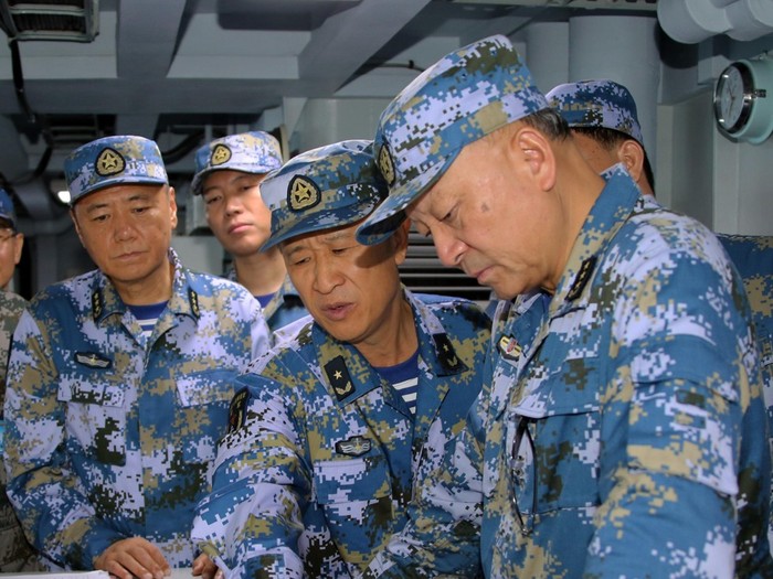 Ông Ngô Thắng Lợi chỉ huy cụm tàu sân bay Liêu Ninh tập trận, ảnh: Đa Chiều. ảnh 1