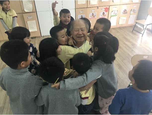 Nhà giáo Phạm Toàn trong niềm vui bên những học sinh bé nhỏ, lớp 1 trường Gateway, Hà Nội, tháng 1/2017. Ảnh do cô giáo Nguyễn Thu Hằng chụp, nhà giáo Phạm Toàn cung cấp.