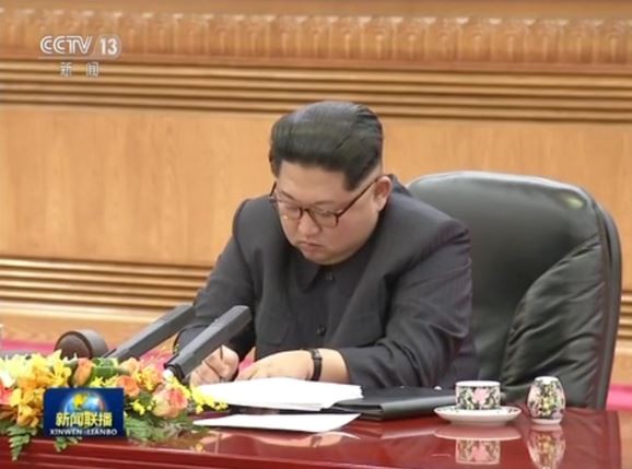 Cảnh quay của đài truyền hình Trung ương Trung Quốc khiến người xem có cảm giác ông Kim Jong-un giống như một &quot;học trò&quot; trước Tập Cận Bình, ảnh: Nikkei Asia Review. ảnh 3
