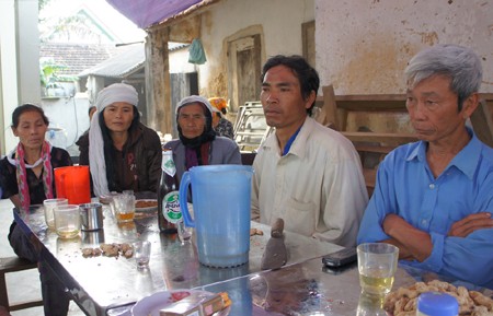 Người thân, bà con làng xóm đến sẻ chia nỗi đau với gia đình chị Hương (vợ ngư dân Thắng) ảnh 1
