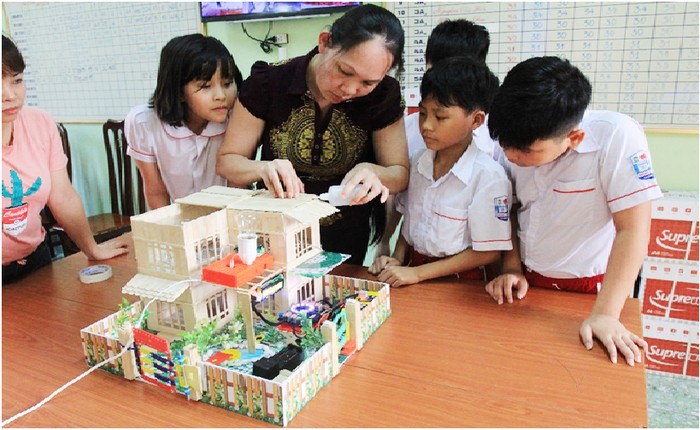 Trường Tiểu học Quang Trung với các sản phẩm sáng tạo từ các vật dụng tái  chế