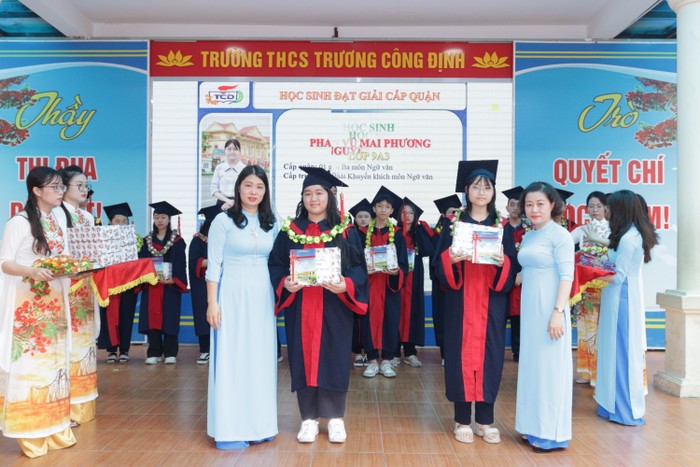 Trao thưởng cho học sinh giỏi (Ảnh: HH) ảnh 7