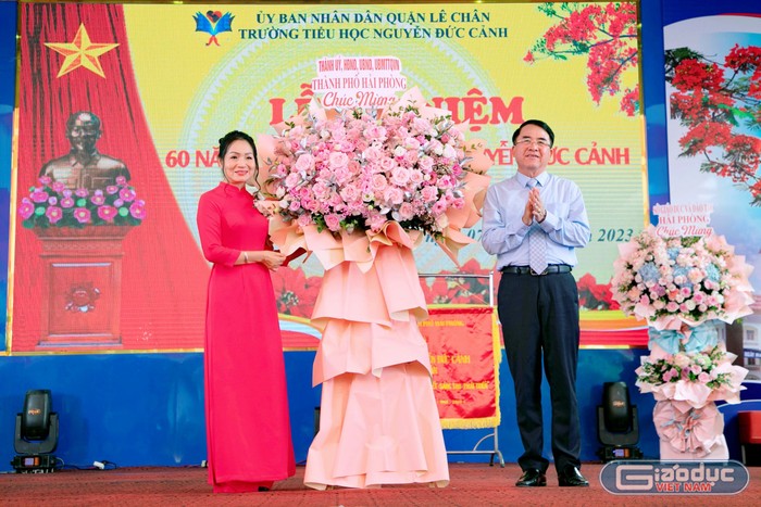 Ông Lê Khắc Nam – Phó chủ tịch Uỷ ban nhân dân thành phố Hải Phòng thay mặt lãnh đạo thành phố tặng hoa chúc mừng nhà trường (Ảnh: NC)
