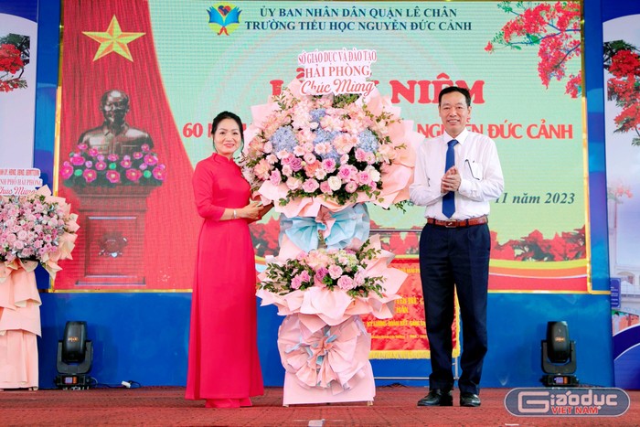 Ông Phạm Quốc Hiệu - Phó giám đốc Sở Giáo dục và Đào tạo Hải Phòng thay mặt lãnh đạo Sở tặng hoa chúc mừng nhà trường (Ảnh: NC)