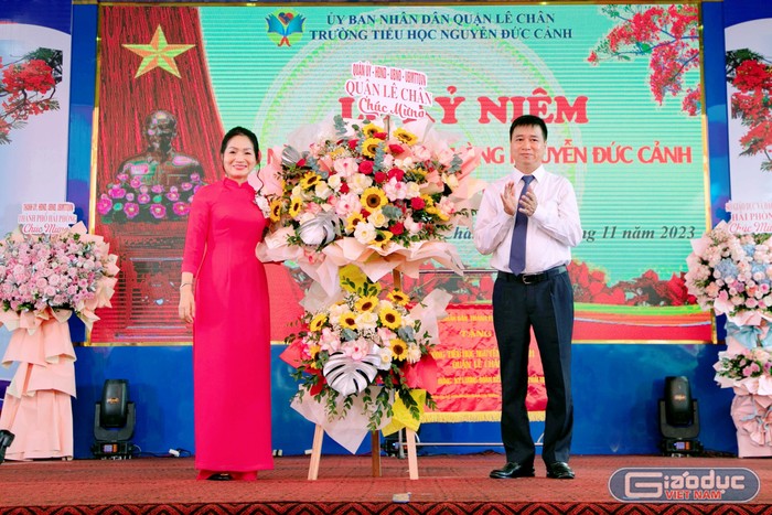 Lãnh đạo quận Lê Chân tặng hoa chúc mừng nhà trường (Ảnh: NC)
