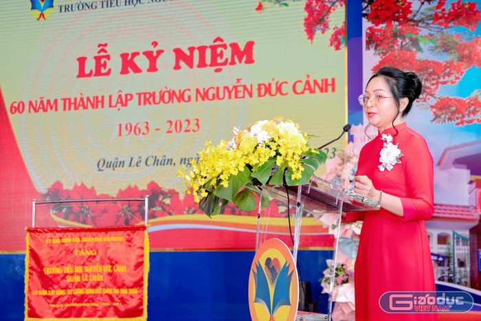 Nhà giáo Phạm Thị Ngà – Hiệu trưởng Trường Tiểu học Nguyễn Đức Cảnh đọc diễn văn kỷ niệm (Ảnh: NC)