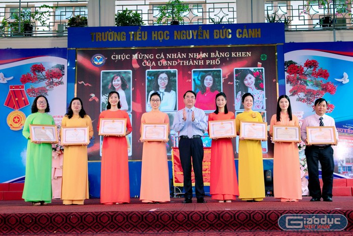 Ông Lê Khắc Nam – Phó chủ tịch Uỷ ban nhân dân thành phố Hải Phòng trao bằng khen của Uỷ ban nhân dân thành phố tặng 8 giáo viên của trường (Ảnh: NC)