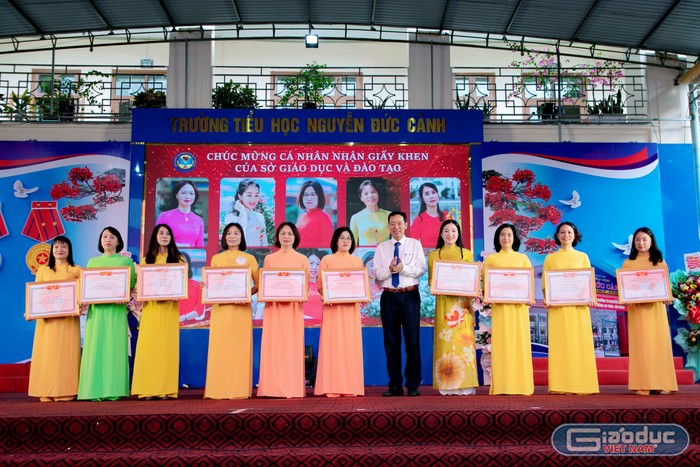 Ông Phạm Quốc Hiệu - Phó giám đốc Sở Giáo dục và Đào tạo Hải Phòng trao giấy khen của Sở Giáo dục và Đào tạo tặng 10 giáo viên (Ảnh: NC)