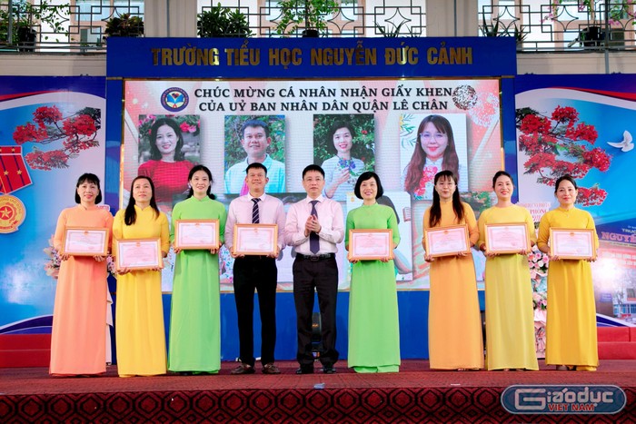 Lãnh đạo quận Lê Chân trao giấy khen của Uỷ ban nhân dân quận tặng 8 giáo viên nhà trường (Ảnh: NC)