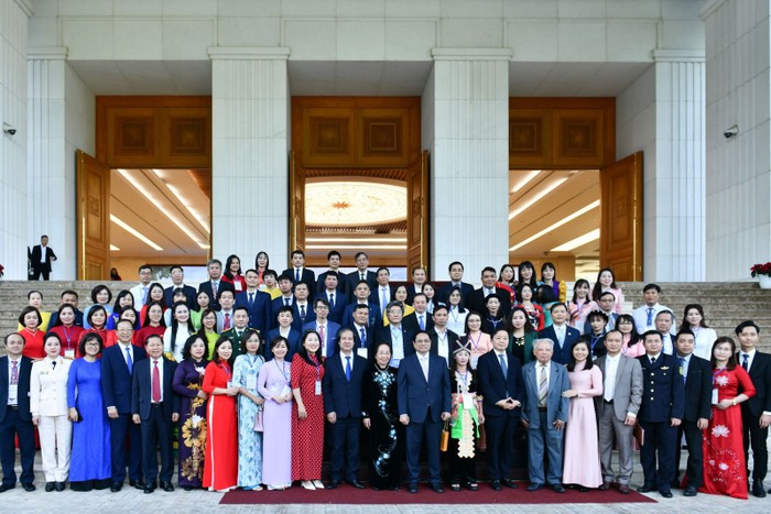 Thủ tướng Chính phủ Phạm Minh Chính chụp ảnh lưu niệm cùng các thầy cô giáo tiêu biểu năm 2023 (Ảnh: NVCC)