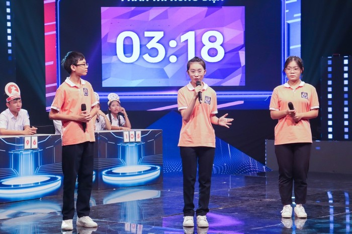 Đội thi Trường Trung học cơ sở Trần Phú thể hiện tài năng qua các phần thi (Ảnh: LMT)