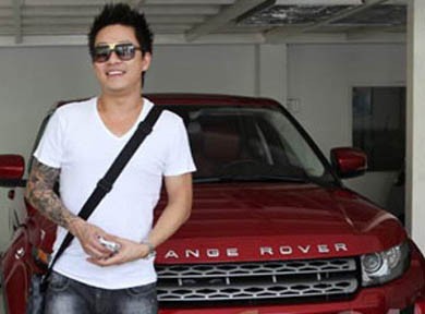 Tuấn Hưng đi bão bằng siêu xe Lamborghini Aventador Roadster mới