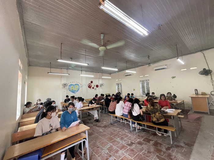 Phụ huynh và học sinh đến xác nhận nhập học tại trường Trung học phổ thông Lạc Long Quân vào sáng ngày 09/7/2023 (Ảnh: FB nhà trường) ảnh 2