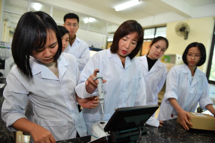 Các nhà khoa học Đại học Thái Nguyên miệt mài trong phòng thí nghiệm.