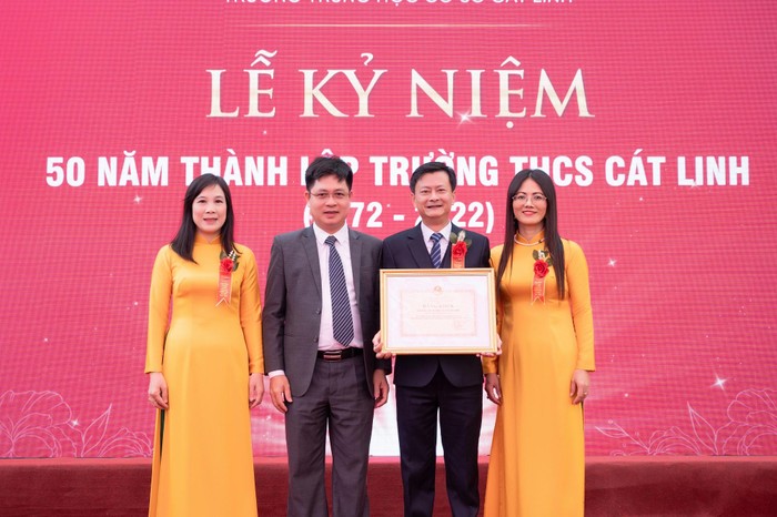 Dịp Lễ kỷ niệm, Trường Trung học cơ sở Cát Linh nhận được bằng khen của Bộ trưởng Bộ Giáo dục và Đào tạo vì đã có thành tích tiêu biểu, xuất sắc trong phong trào thi đua &quot;Đổi mới, sáng tạo trong quản lý, giảng dạy và học tập&quot; năm học 2021 - 2022. ảnh 4