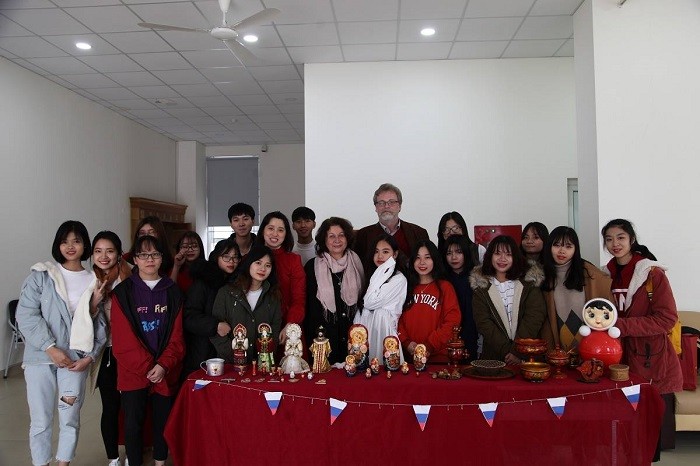 Sinh viên khoa tiếng Nga - Đại học Hà Nội chụp ảnh cùng đại diện Trung tâm Khoa học và Văn hóa Nga tại Hà Nội. Ảnh: T.T ảnh 3