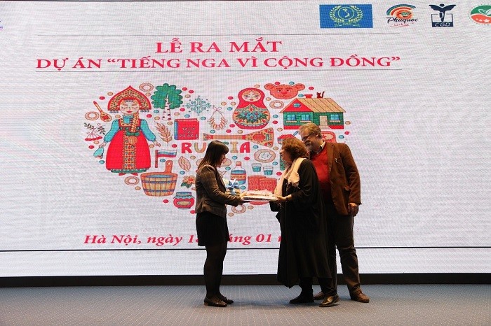Đại diện khoa Tiếng Nga và đại diện Trung tâm Khoa học và Văn hóa Nga tại Hà Nội trong buổi lễ ra mắt ra mắt dự án “Tiếng Nga vì cộng đồng”. Ảnh: T.T ảnh 2